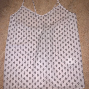 Fin blus  - I bra skick, färg: vit och grå 