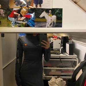 Klänning från Ellesse - As ball Blå klänning med polohals från Ellesse, sparsamt använd. Köpare står får eventuell frakt. 