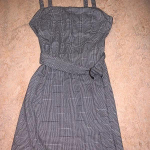 Grå tygklänning med bälte  - I nytt skick. Perfekt för både vardag och fester. 