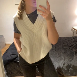 Stickad väst  - Säljer min väldigt populära väst från H&M som är slutsåld. Den är använd max 5 gånger och i jättefint skick! Kan mötas upp i Stockholm eller frakta men köpare står för frakt (använder postnords spårfrakt på 63 kr).
