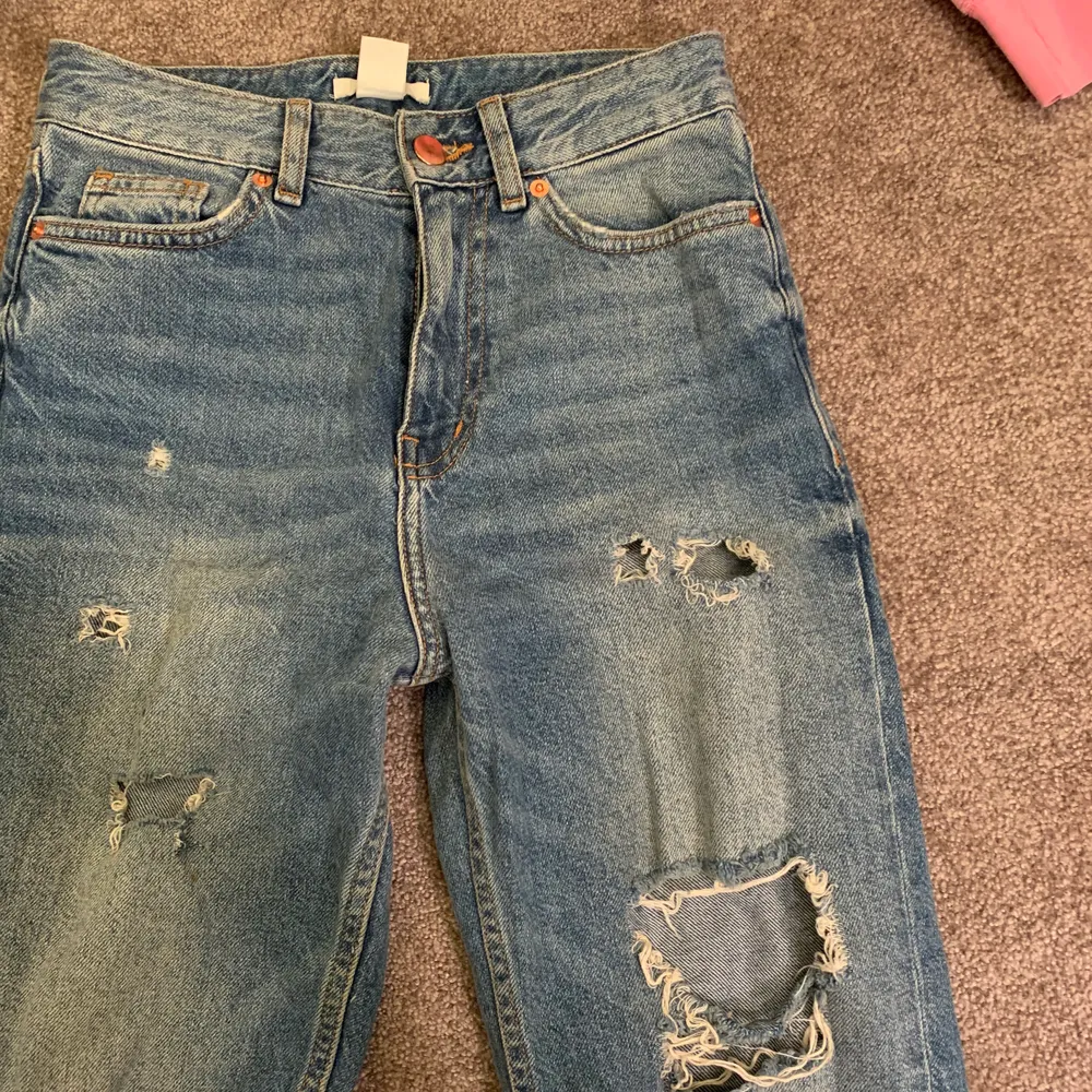 Ankellånga ljusblå jeans med slitning på knäna och låren! Så snygga, ser helt nya ut!. Jeans & Byxor.