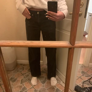 Zara jeans strl 36 - Säljer dessa drömmiga low waist jeansen från zara! Passar till allt och så sköna!🙏 strl 36