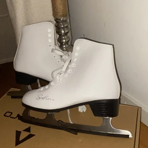 Dam skridskor  - Helt oanvända damskridskor vid stl 39 säljer pga fel storlek, pris 150kr✨🤍