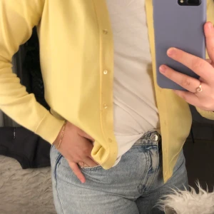 Gul kofta  - Säljer denna snygga gula koftan i storlek S-M. Köpt på secondhand och därför vet jag ej vart den kommer ifrån ursprungligen. Jättefint material som matchar med det mesta! 