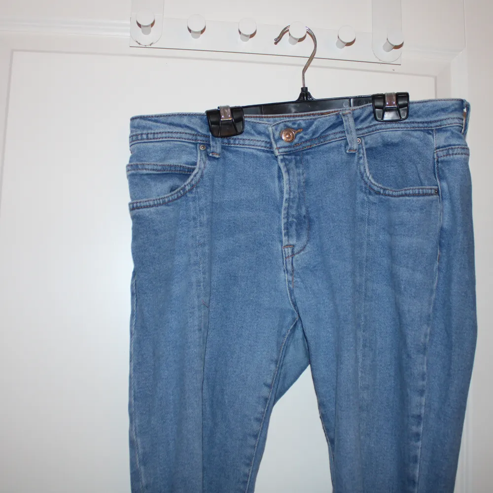 Blåa jeans från denim rebel. Fina jeans med fina flare detaljer och slit på benen. Kan levereras i Göteborg zon1 och 2 inom västtrafiks rese handlingar. Helst cash då jag inte har swish. Detta kan dock lösas. Lägg bud. Jeans & Byxor.