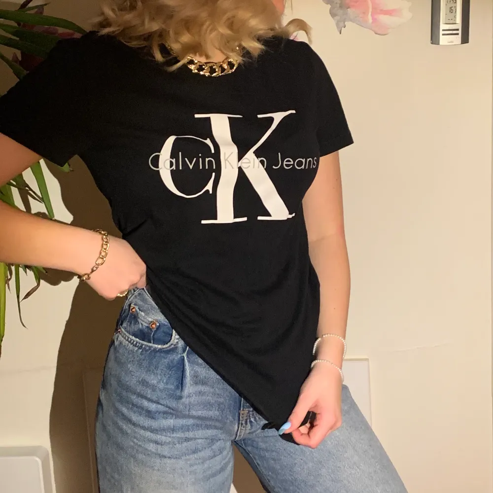 Calvin Klein T-shirt💕 fint skick, passar till allt och den är använd fåtal gånger 💕 ny pris 500. T-shirts.