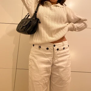 Oversized kabelstickad tröja! - Oversized kabelstickad tröja i fint skick! Jag på bilden brukar ha M✨ om fler är intresserade så sker budgivning! Möts på söder annars kostar Frakt 79kr❤️