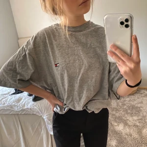 Tommy hilfiger T-shirt  - Tommy hilfiger T-shirt i herrmodell. Slitningar i ryggen (några små hål). Köpare står för frakt✨