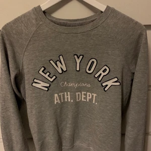 Sweetshirt från ginatricot  - En fin grå tjocktröja ifrån ginatricot som är i bra skick🤍Den är i strl s och den kostar 100+63 kr frakt!