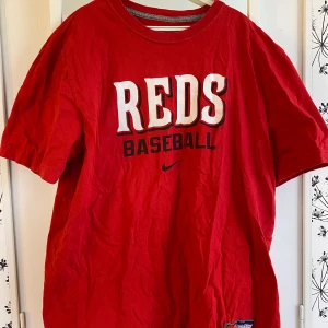 Nike t-shirt  - Snygg t-shirt i märket Nike. Köpt på beyond retro. Använd ett fåtal gånger, så i bra skick. Storlek S, sitter oversized. Kan mötas upp i Växjö eller fraktas där köparen står för frakten. ❣️🌹