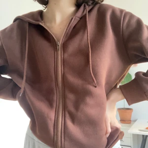 Kofta - Jättefin brun kofta i nyskick✨. Den har inga slitningar eller hål osv då den knappt är använd. Frakt ingår💙