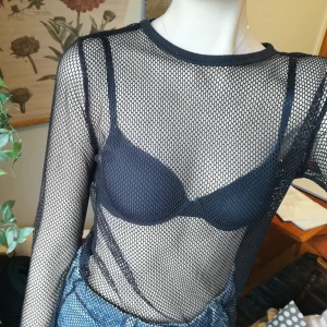 Nättröjan  - Svart nättröjan. Lappen är bortklippt men uppskattar storleken till att vara en unisex M. Perfekt att ha under en t-shirt. Frakt tillkommer. 