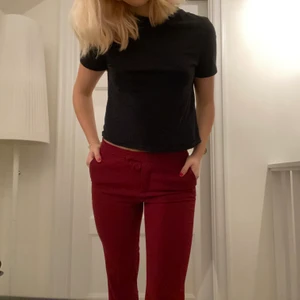 Vinröda kostymbyxor  - Säljer dessa supersnygga vinröda kostymbyxor från zara i bra skick! De är i storlek 38 och är låtmidjade raka/lite bootcut nedtill. Frakt tillkommer