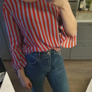 Randig blus gina tricot - Randig blus från Gina tricot med utsvängda ärmar. Sparsamt använd