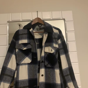 Skjortjacka  - Nästan en helt ny jacka. Andvänd 1-3 gånger. Nypris 600