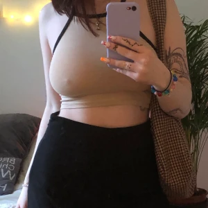 Beige crop top - Super fin beige crop top från H&M, aldrig kommit till användning, Storlek Xs men funkar som en S också🥰