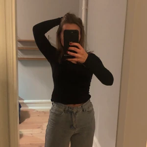 Svart långärmad tröja  - En helt vanlig svart långärmad tröja i mjukt material och bra skick 🥰🥰