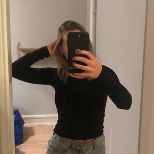 Svart långärmad t-shirt  - Vanlig och fett skön långärmad t-shirt men rensar tyvärr ut den då jag har en annan liknande ... i XS men passar mig som är en M ungefär 😛 mycket bra skick 🥰😍🥰