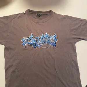 säljer denna Y2K t-shirt  - Säljer en fint tshirt size (L) men sitter som (S-L) unisex! passar för tjejer 160-175 och pojkar under 1.80!!! Kör budgivningen till imorgon klockan 18:00! Bud ligger på: 400 :) bud gärna privat från nu.