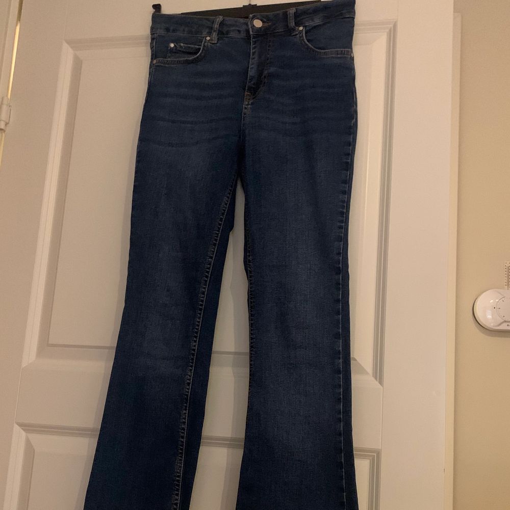Snygga blåa bootcut jeans från Gina Tricot i storlek M men passar även S - de är stretchiga. Skulle säga att de passar storlek 36 & 38. Använda några fåtal gånger. Det är ginas ”natasha bootcut jeans”. . Jeans & Byxor.