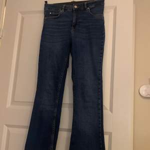 Snygga blåa bootcut jeans från Gina Tricot i storlek M men passar även S - de är stretchiga. Skulle säga att de passar storlek 36 & 38. Använda några fåtal gånger. Det är ginas ”natasha bootcut jeans”. 