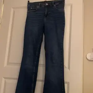 Snygga blåa bootcut jeans från Gina Tricot i storlek M men passar även S - de är stretchiga. Skulle säga att de passar storlek 36 & 38. Använda några fåtal gånger. Det är ginas ”natasha bootcut jeans”. 