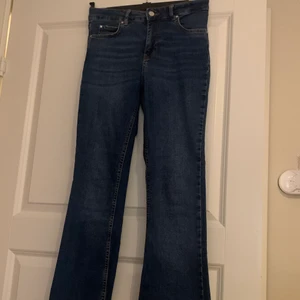 Blåa bootcut jeans  - Snygga blåa bootcut jeans från Gina Tricot i storlek M men passar även S - de är stretchiga. Skulle säga att de passar storlek 36 & 38. Använda några fåtal gånger. Det är ginas ”natasha bootcut jeans”. 