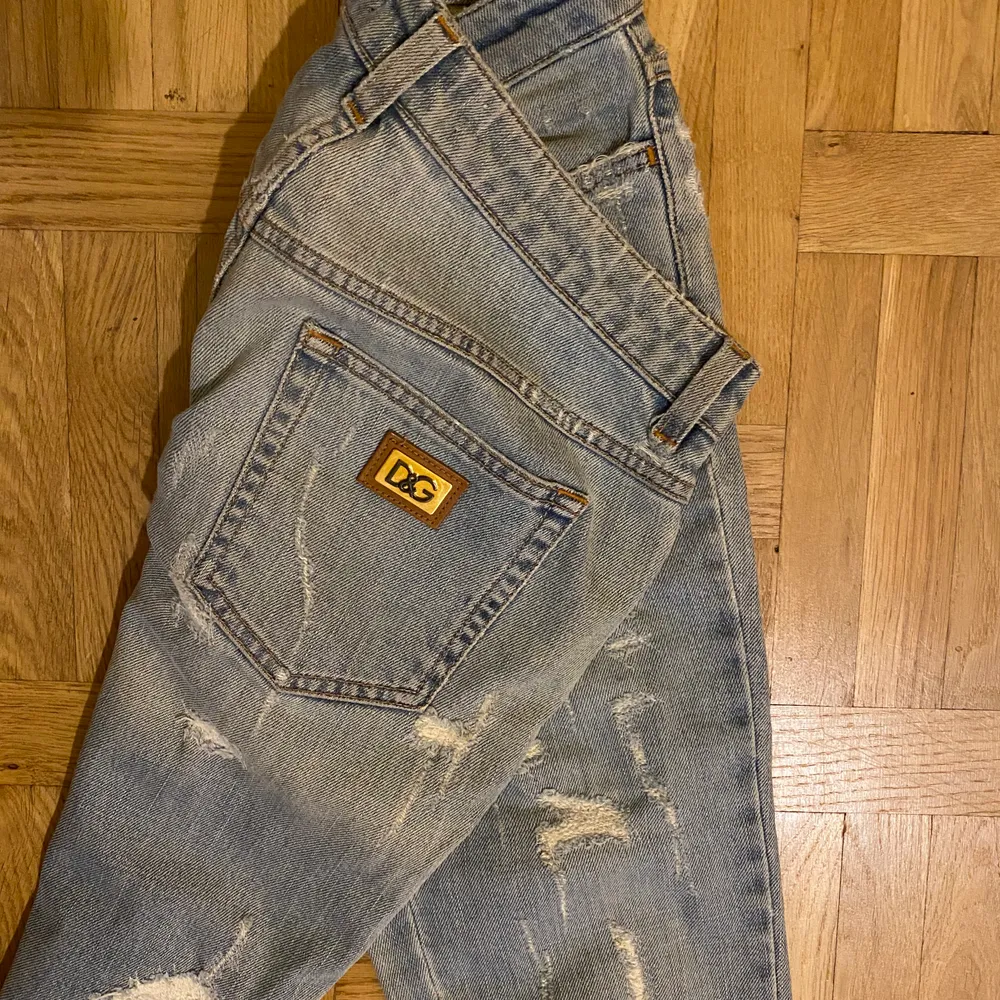 Dessa sjukt snygga Dolce & Gabbana jeans! Mycket snygga sitter super bra. Italiensk storlek 40, svensk storlek motsvarar 36!!!❤️pris kan diskuteras! . Jeans & Byxor.
