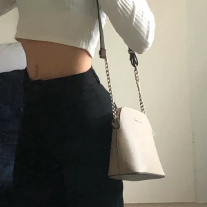 Michael Kors väska - INTRESSEKOLL på min Michael Kors väska (fejk). Funderar på att sälja då jag inte andvänt den alls. Köpt ca 900kr. Buda privat eller i kommentarerna☺️