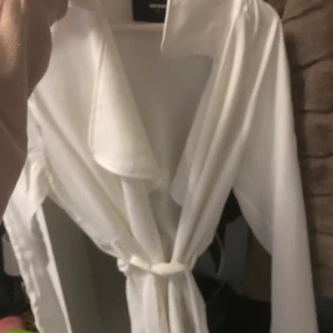 Vit kappa - Vit kappa/trench coat från BikBok. Aldrig använd/ny skick. Storlek XS