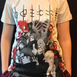 Akatsuki T-shirt - Otroligt fin T-shirt med Akatsuki som säljs eftersom den inte används. I bra skick✨              Storlek M, men passar även S (framförallt om man vill ha den något oversize).                         Skriv om du har frågor eller vill se fler bilder.                Katter finns i huset