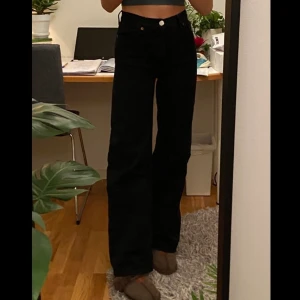 Svarta jeans - Svarta jeans från monki