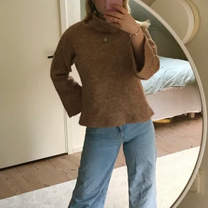 Brun ’stickad’ tröja med polokrage - Är egentligen en storlek L men lyckades krympa den i tvätten, så den passar som en storlek S. Eller jag är en storlek S och den sitter så snyggt på mig, men det skulle kunna passa XS-L beroende på hur man vill att den sitter! Varm, skön och brun🥰