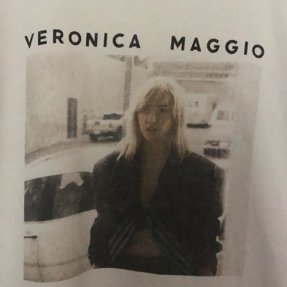 Hej! Säljer en merch t-shirt av Veronica Maggio och Merchworld. Finns inte längre att köpa. Trycket är lite blekt (se bild) men det har varit så sedan köp. Fraktar eller möts vid Odenplan😊. T-shirts.