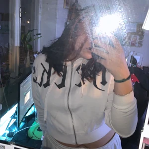 CHEEKY KOFTA - Säljer en cheeky kofta, använt ett få antal gånger, materialet är extremt gosigt och koftan har en väldigt snygg design, perfekt för dig som söker en snygg vit kofta, finns på gröna linjen, tar emot Swish & kontanter :)