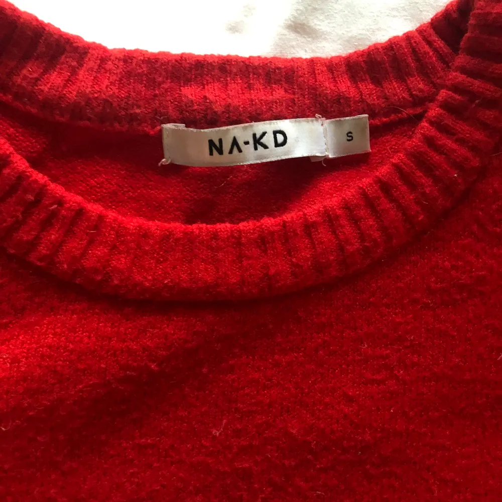 Röd stickad tröja i strl S från NA-KD. Använd ett fåtal gånger, i mycket bra skicka. Köpare står för frakten. . Stickat.
