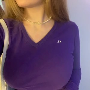 tröja - vintage lila v-ringad tröja från peak performance, jätte bra skick! Jag på bilden har i vanliga fall S-M! Köparen står för frakten💞😁