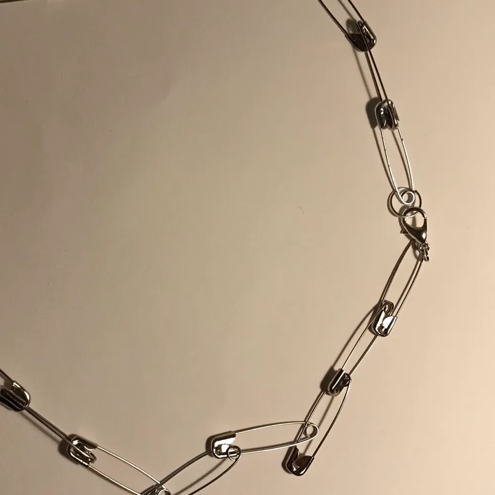 Ett gulligt säkerhetsnål halsband. Väldigt lätt att justera till ett längre halsband till en choker :). Accessoarer.