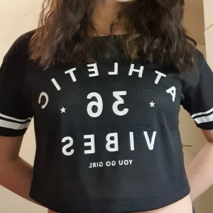 Svart tröja:) - En jättefin svart "idrott" crop top:) (25kr+frakt)
