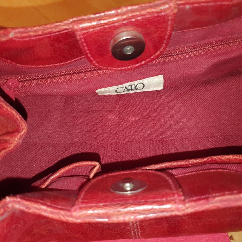 En jättefin röd shoulderbag/bag som var min mammas i 90's❤️ (150kr+frakt:). Väskor.