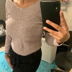 Stickad tröja i ull - En pastellila stickad tröja från HM, jättefin och sticks inte alls, lite välanvänd så den är lite nopprig men kan fixa bort det om nån vill köpa! GRATIS FRAKT