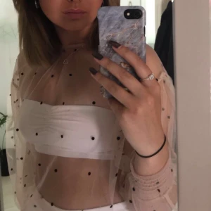 Gina Tricot - En jätte fin sommarblus som är genomskinlig, passar jätte bra men något vitt under. Knapp på baksidan och lite tajtare vid handlederna😁