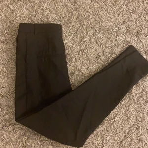 Byxor - Ett par vanliga kostym byxor från Gina Tricot. Är i jätte bra skick. Inte kommit t så mycket användning heller. Storlek 36. Ny pris 599 men säljer dom för 299. 