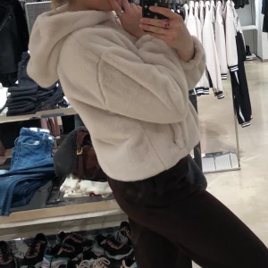 Hoodie - Såå mysig och fin hoddie köpt från zaras barnavdelning strl 164, passar XS-S. Använd några få gånger.