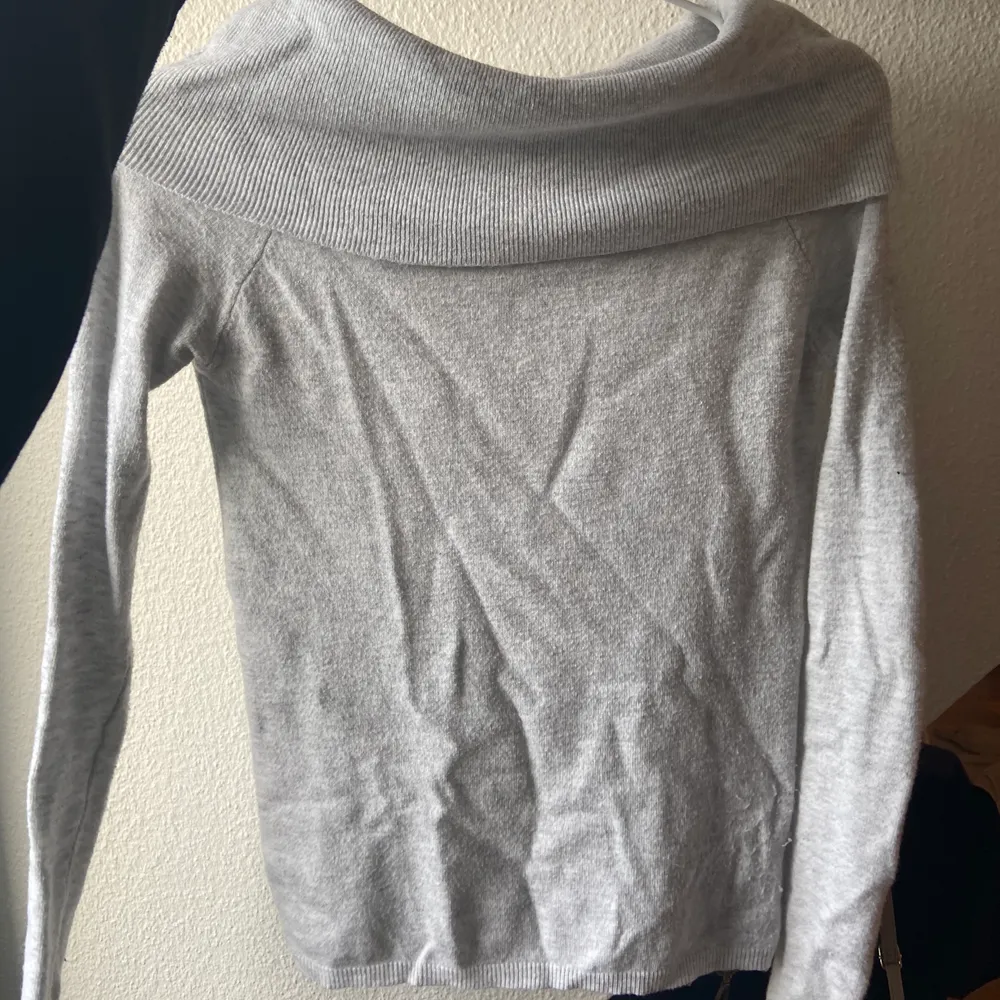 Jättefin grå off-shoulder tröja, storlek xs, köpt i london💕 Frakten är 60kr. Tröjor & Koftor.
