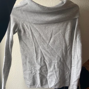 Grå off-shoulder tröja - Jättefin grå off-shoulder tröja, storlek xs, köpt i london💕 Frakten är 60kr