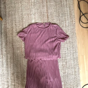 Snyggt set!  - Säljer mitt snygga set från Hannalicious kollektion med Na-kd, då de inte passar längre. Jättefin dustypink färg. Superskönt, luftigt. Långa i benen. Sista bilden är samma set fast i annan färg för att visa hur de sitter på. 