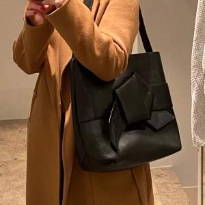 Väska från Acne studios  - Sjukt snygg väska från Acne Studios så bra storlek får plats med dator, skolböcker, exktra kläder osv. Inköpt för 10000kr, pris kan diskuteras 