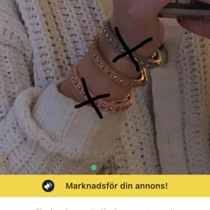 Brunt läderarmband🤎 - Armband i brun läderimitation och nitar. Såå stilrent! för fler bilder, se tidigare annons❣️