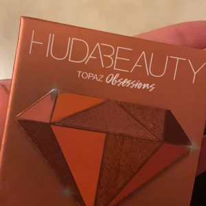 Helt ny, äkta huda beauty.  - Oanvänd ögonskuggsplett. Jätte fina färger. 